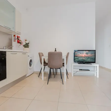 Tropea Court 5a By Homely Apartment *