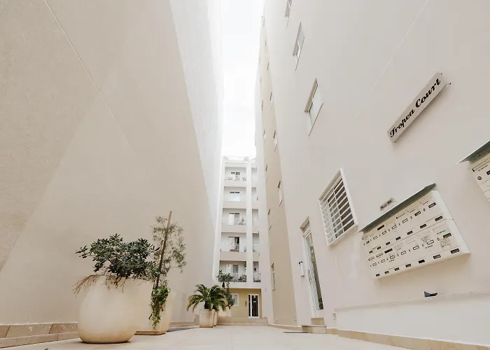 Tropea Court 5a By Homely * スリーマ